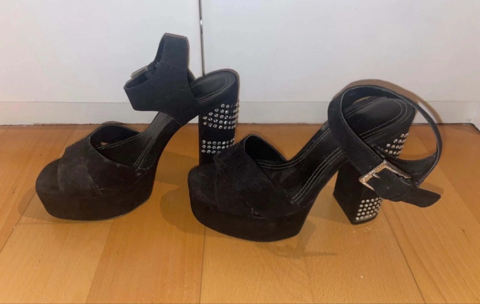 Sandalias de tacón negras con plataforma y brillantes – Talla 36